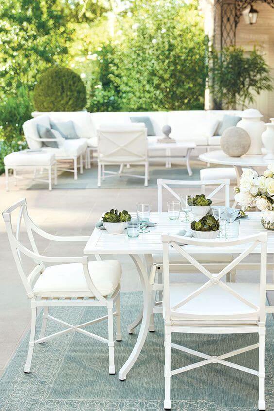 Understanding the appeal of white outdoor furniture in contemporary settings