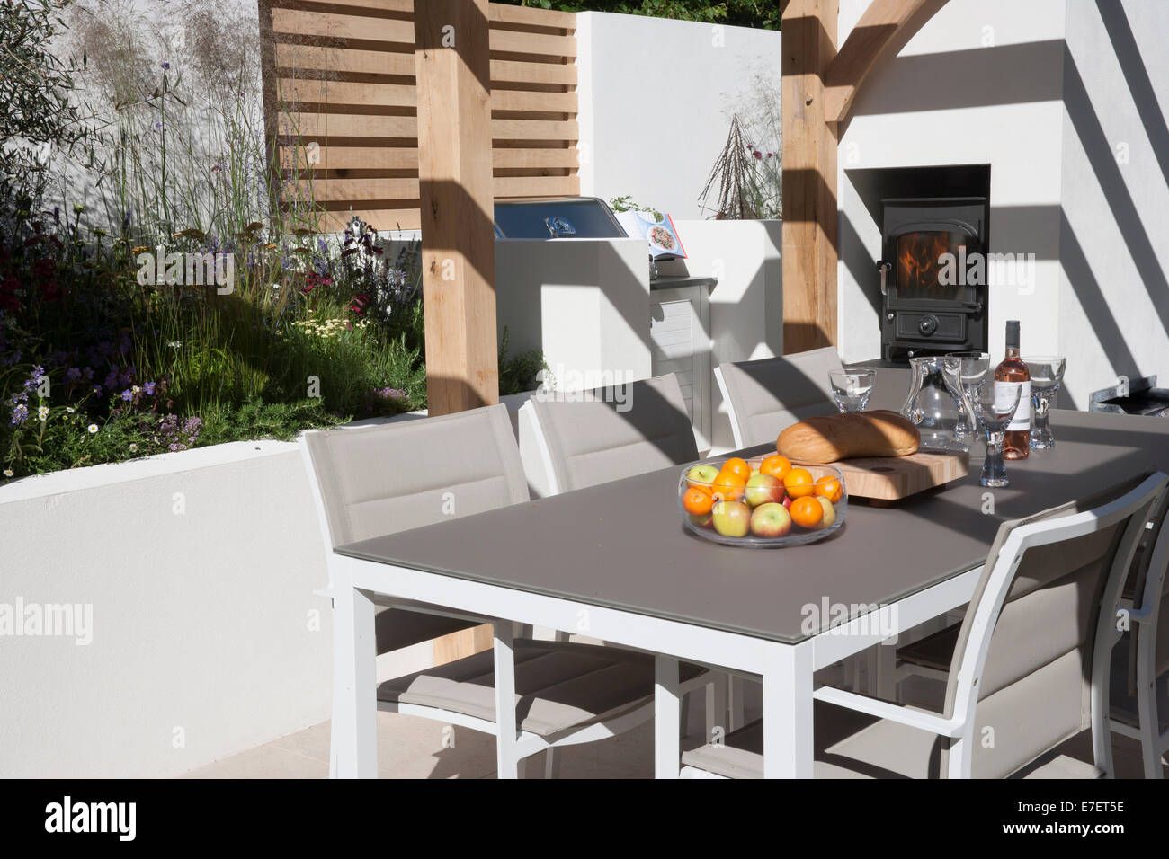 Garden - Al Fresco - View Of Contemporary Outdoor Garden Dining ... pertaining to Creating comfortable al fresco relaxation areas with patio lounge sets