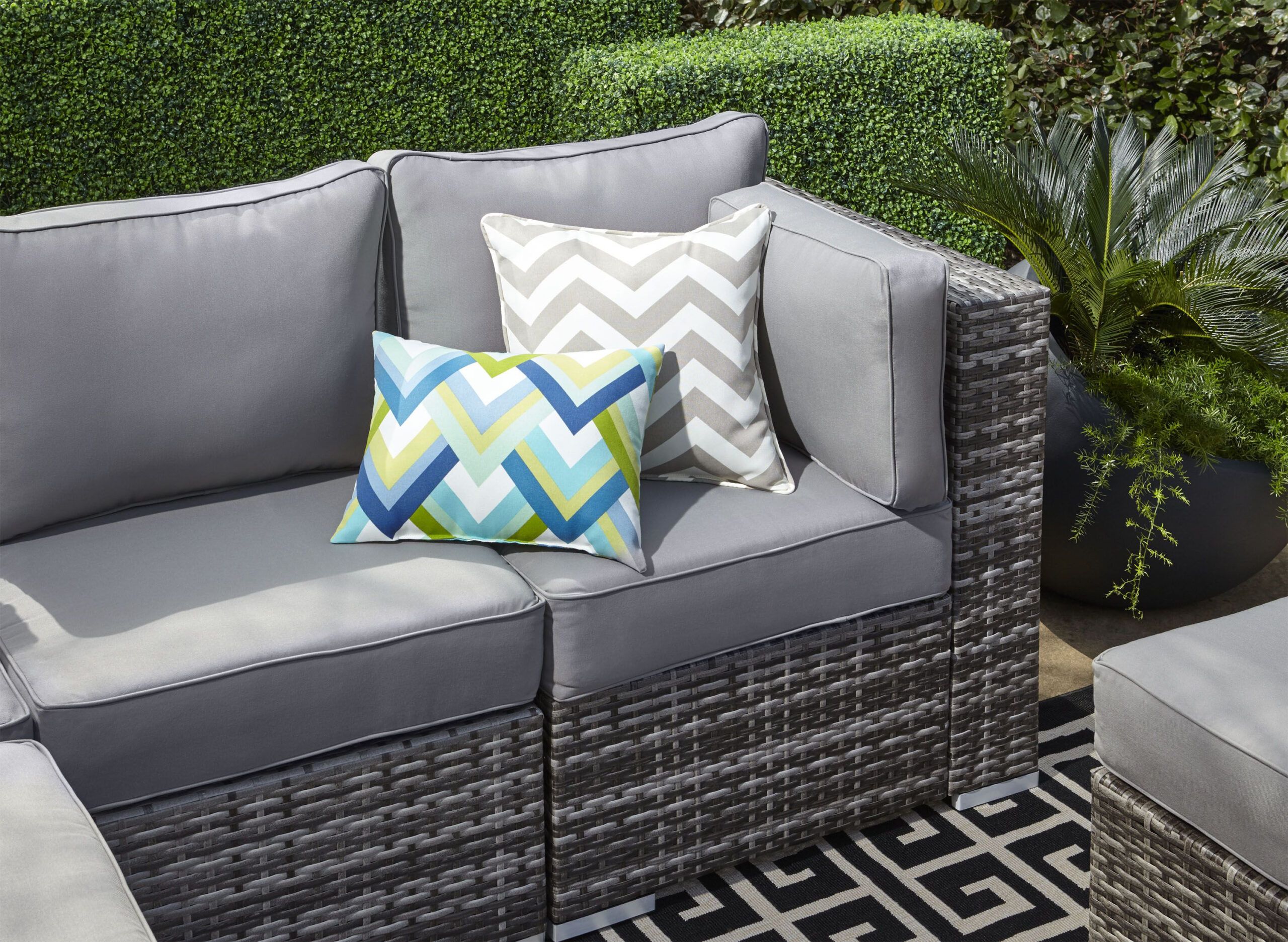 Exploring Textural Choices in Modern Outdoor Pillow Design