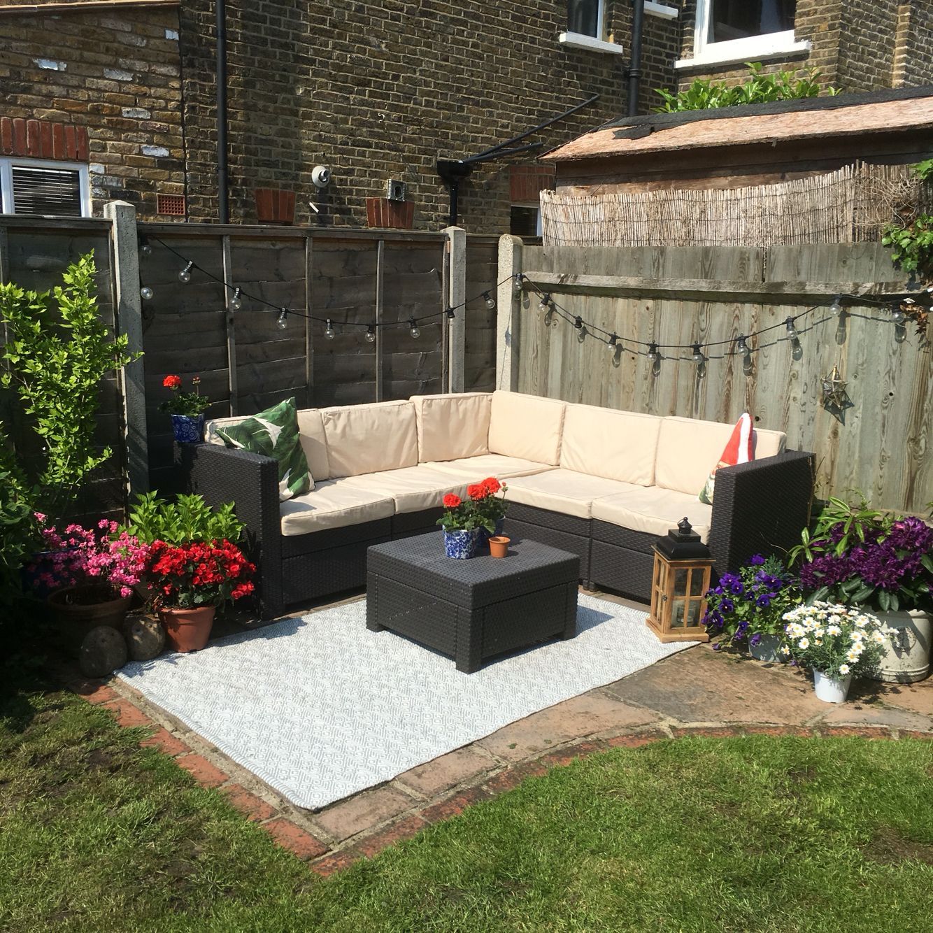 Maximizing space efficiency with corner seating solutions in gardens